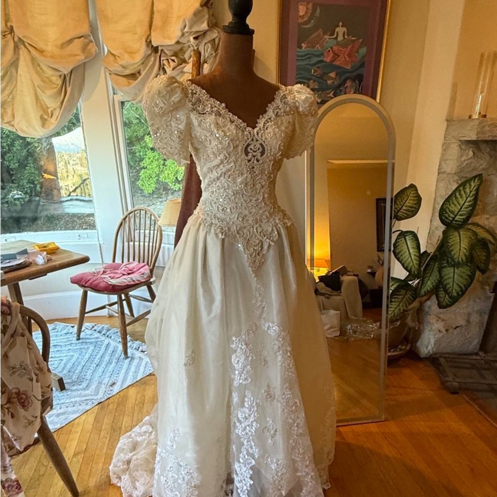 Vintage Ivory Lace Ball Gown Wedding Dress with Puff Sleeves